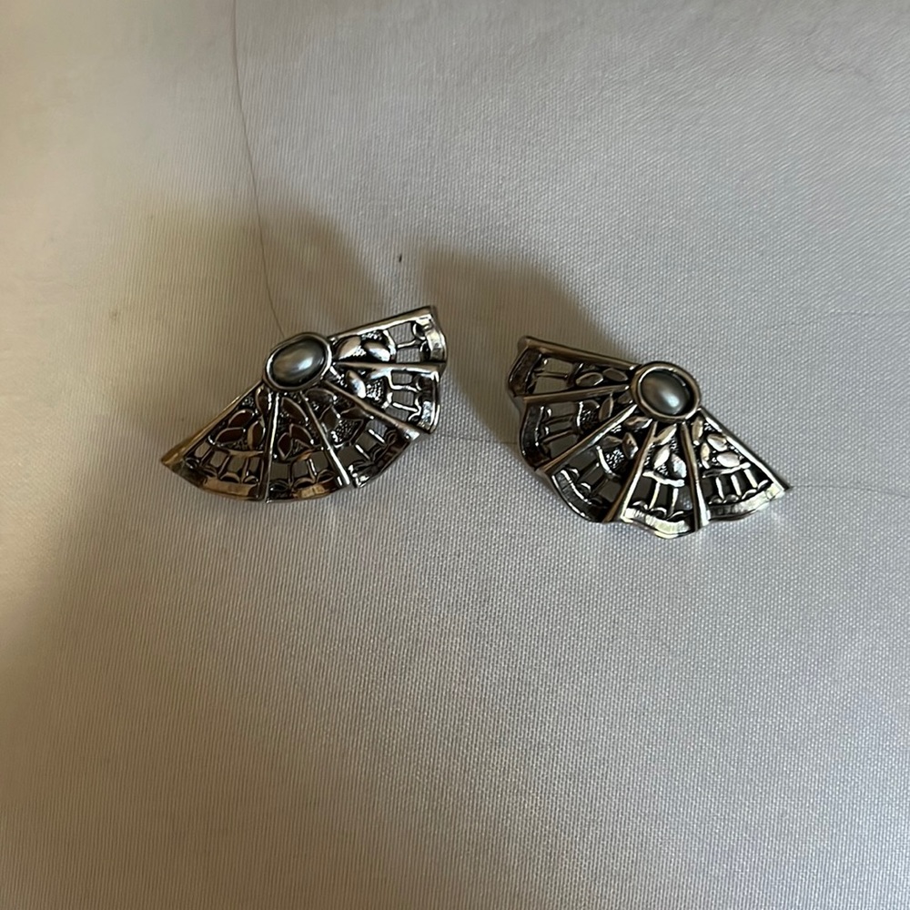 Silver fan earrings